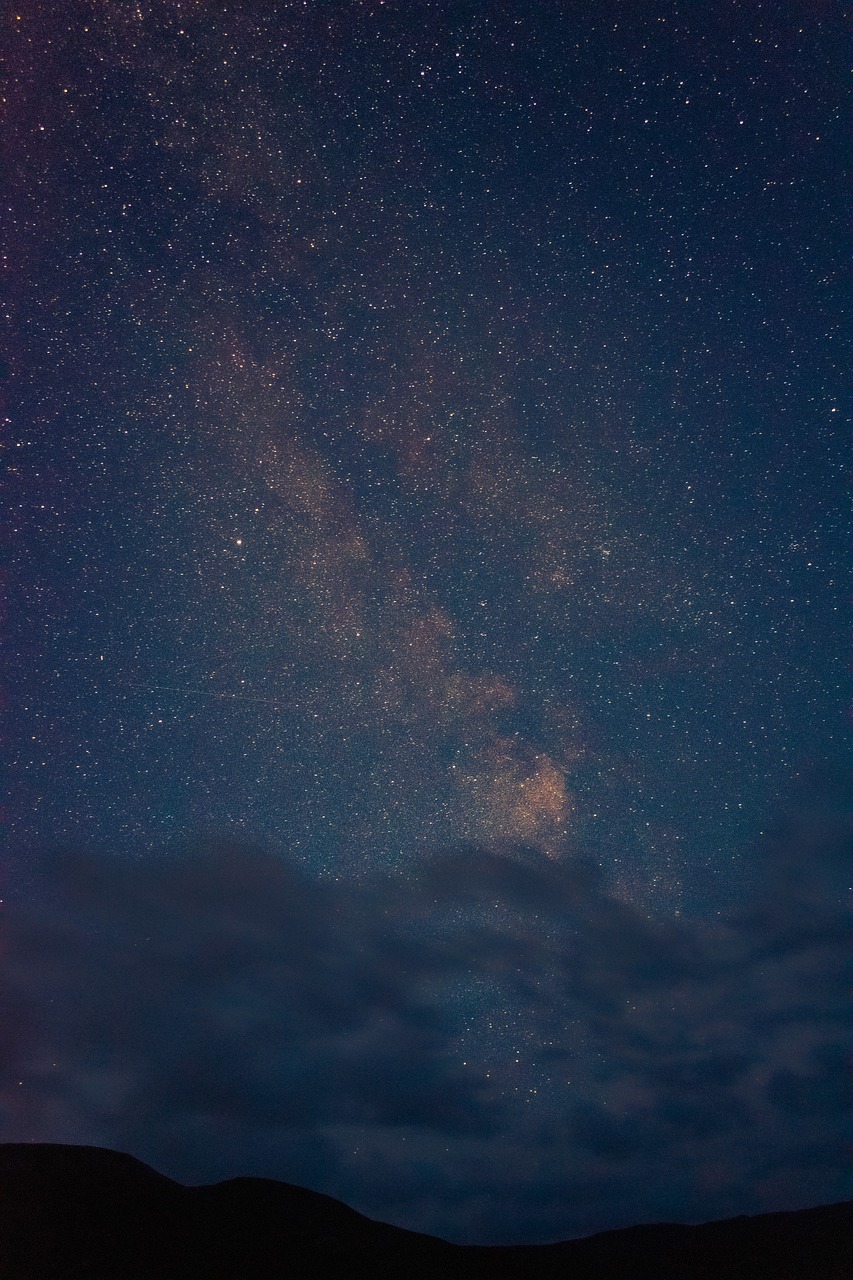 银河夜空山峦4K壁纸